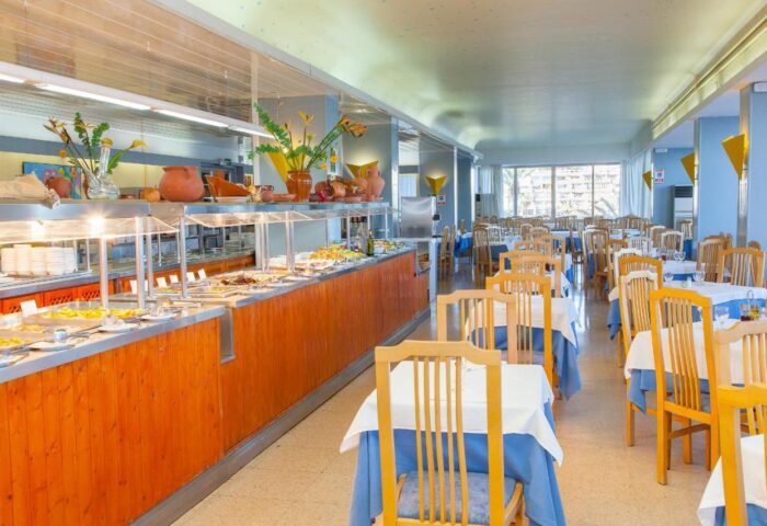 Gay-Friendly Hotel Ibiza Playa dining area. Buffet-style food service with tables and chairs. A welcoming space for gay travelers.