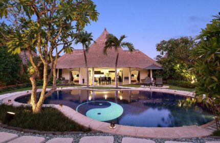 Impiana Private Villas Seminyak: Gay-friendly hotel with pool featuring a yin and yang design. Tropical luxury for gay travelers.