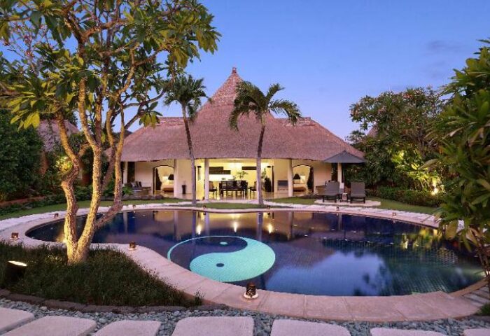 Impiana Private Villas Seminyak: Gay-friendly hotel with pool featuring a yin and yang design. Tropical luxury for gay travelers.