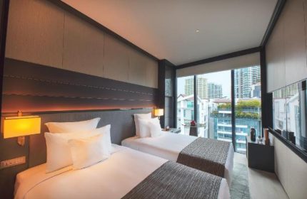 InterContinental Singapore Robertson Quay gay-friendly hotel room. Two beds, city view. Modern design, luxury accommodations for gay travelers.