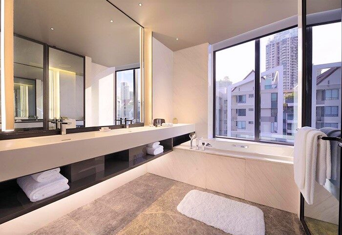 InterContinental Singapore Robertson Quay gay-friendly hotel bathroom. Modern design, bathtub with city view, and plush towels.