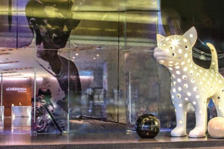 Le Meridien Bangkok lobby art. Dog sculpture and modern design at this gay-friendly hotel in Bangkok. Great for LGBT travelers.