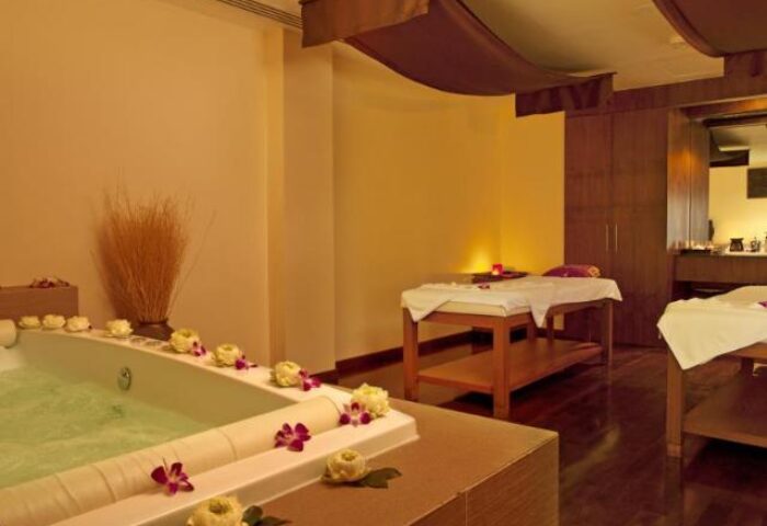 Le Méridien Phuket Beach Resort spa. Gay-friendly hotel with SHA certification. Jacuzzi and massage tables decorated with flowers.