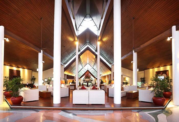 Le Meridien Phuket Beach Resort lobby. Gay-friendly hotel with SHA certification. Airy space, perfect for gay travelers' relaxing Phuket vacation.