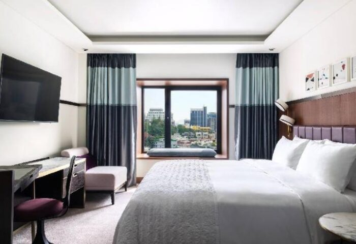 Le Meridien Seoul gay-friendly hotel room. Modern design, city view, desk, and comfortable bed. Ideal for gay travelers in Seoul.