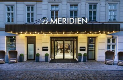 Le Méridien Vienna entrance. Gay-friendly hotel with modern design. Vienna hotel for gay men, offering luxury and comfort.