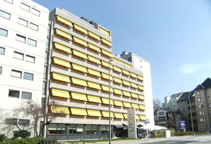LiV'iN Residence Frankfurt-Seilerstraße: Exterior view of the gay-friendly hotel. Modern architecture with yellow awnings. Ideal for gay travel.