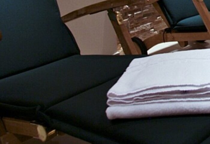 LiV'iN Residence Frankfurt Seilerstraße: Relaxation area with deck chairs and towels in this gay-friendly hotel.