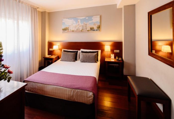 Hotel Infantas by MIJ: Luxurious, gay-friendly, pet-friendly room. Double bed with bedside tables, lamps, and a bench. Ideal for gay travelers.