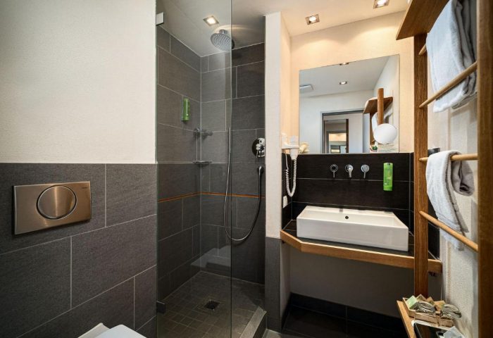 Mainhaus Stadthotel Frankfurt bathroom. Gay-friendly hotel shower, sink, mirror, and towel rack. Modern design, comfortable for gay travelers.