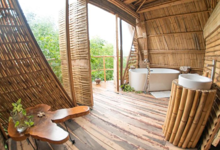 Mamasan Treehouses & Cabins: Gay-friendly hotel bathroom. Bamboo structure, bathtub, and unique sink. Perfect for gay men's travel.