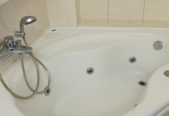 Jacuzzi tub in the Matina Hotel, a gay-friendly hotel. Bathroom with a modern design. Ideal for gay men's travel and relaxation.