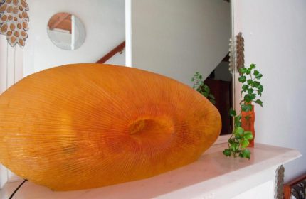 Matina Hotel, a gay-friendly hotel: Interior design detail with an orange lamp, a plant, and a mirror, creating a unique atmosphere.