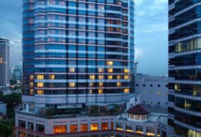 Melia Hanoi Hotel exterior view at dusk. Gay-friendly hotel with modern architecture, ideal for gay men travelers seeking luxury in Hanoi.