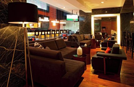 Mexico City Marriott Reforma Hotel's gay-friendly lounge. Brown sofas, bar stools, and modern decor create a stylish, welcoming space.
