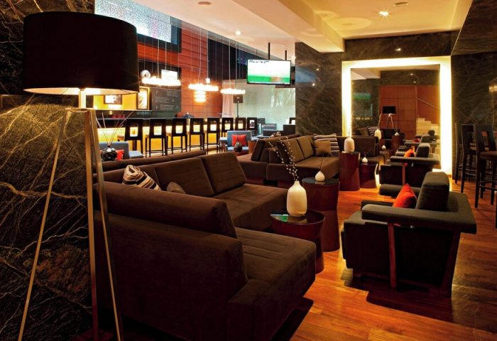 Mexico City Marriott Reforma Hotel's gay-friendly lounge. Brown sofas, bar stools, and modern decor create a stylish, welcoming space.