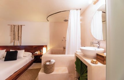 Mezzanine a Colibri Boutique Hotel-Adults Only room. Gay-friendly hotel with bed, bathtub, and sink. Ideal for gay travel and vacations.