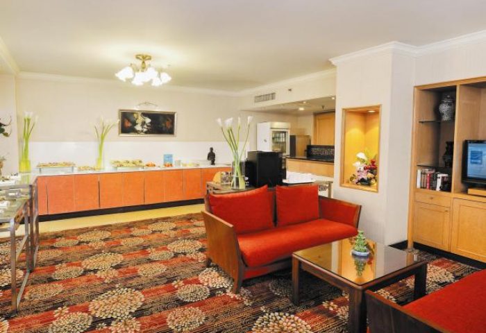 Novotel Beijing Xinqiao hotel room. Gay-friendly hotel offers comfortable seating, dining area, and modern amenities for a relaxing stay in Beijing.