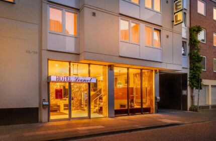 Facade of Novum Hotel Leonet Köln Altstadt, a gay-friendly hotel. The entrance is brightly lit, inviting gay travelers to Cologne.