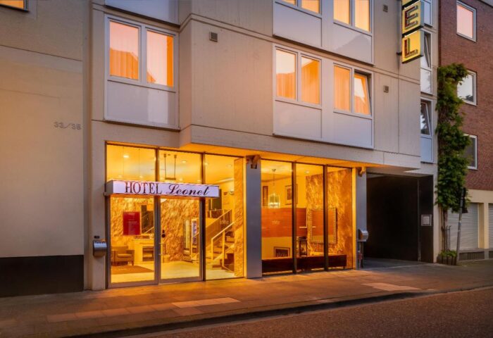 Facade of Novum Hotel Leonet Köln Altstadt, a gay-friendly hotel. The entrance is brightly lit, inviting gay travelers to Cologne.