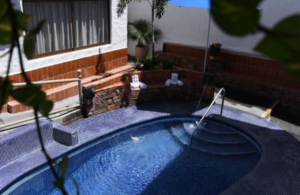 Petit Hotel Pilitas gay-friendly hotel: Blue tiled jacuzzi with a fountain and towels. Relaxing travel for gay men in a boutique hotel.