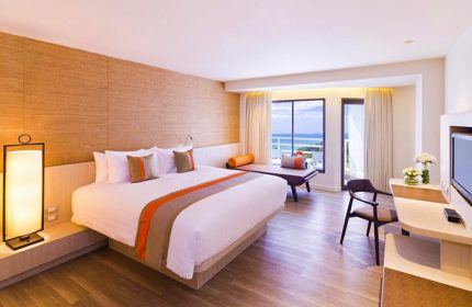 Pullman Pattaya Hotel G room. Gay-friendly hotel with sea view. Modern design, king bed, daybed, desk, and balcony. Ideal for gay travel in Thailand.