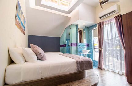 Q Loft Hotel1929@Chinatown room. Gay-friendly hotel bedroom with modern design, bed, bathroom, and balcony. Chinatown travel advice.