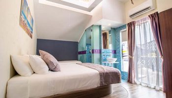 Q Loft Hotel1929@Chinatown room. Gay-friendly hotel bedroom with modern design, bed, bathroom, and balcony. Chinatown travel advice.