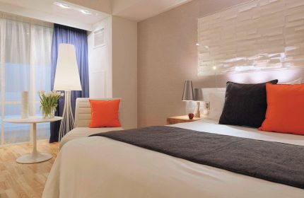 Radisson Blu Aqua Hotel, Chicago: Gay-friendly hotel room with bed, chair, and modern decor. Ideal for gay travel.