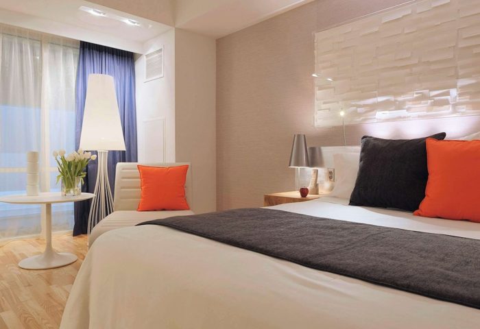 Radisson Blu Aqua Hotel, Chicago: Gay-friendly hotel room with bed, chair, and modern decor. Ideal for gay travel.