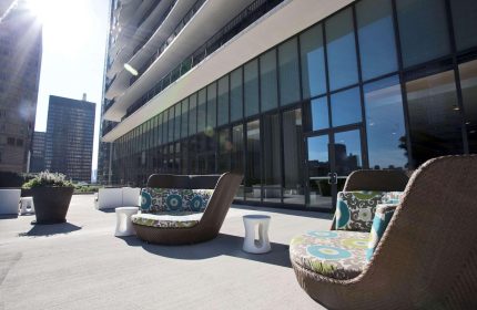 Radisson Blu Aqua Hotel, Chicago: Outdoor lounge area at this gay-friendly hotel. Chic seating and city views. Perfect for gay travelers.