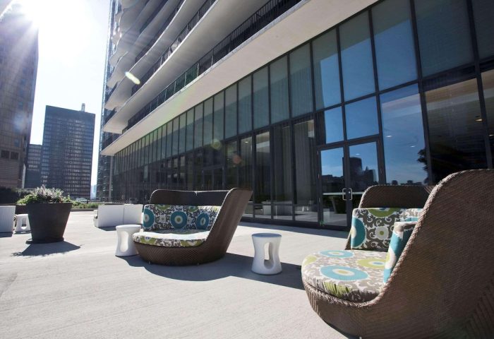 Radisson Blu Aqua Hotel, Chicago: Outdoor lounge area at this gay-friendly hotel. Chic seating and city views. Perfect for gay travelers.