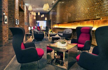 Radisson Blu Aqua Hotel, Chicago: Chic lobby lounge area. Gay-friendly hotel with stylish seating, modern design, and warm lighting.
