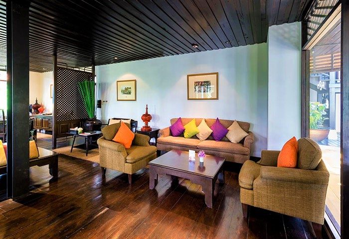 RarinJinda Wellness Spa Resort's interior. Gay-friendly hotel with a cozy seating area, perfect for relaxing. Chiang Mai travel advice.