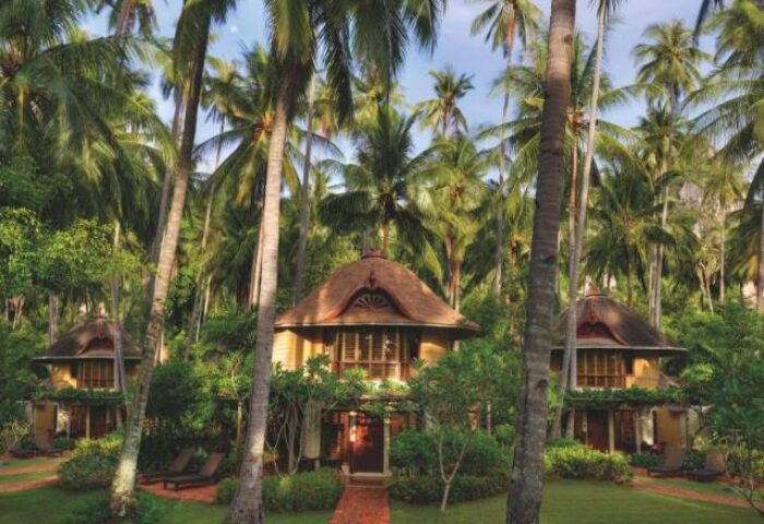 Rayavadee Hotel: Gay-friendly resort bungalows nestled among palm trees. Tropical luxury and privacy for LGBTQ+ travelers.