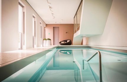 SO/ Berlin Das Stue gay-friendly hotel pool. Modern design, calm atmosphere. Pet-friendly hotel with luxury amenities in Berlin, Germany.