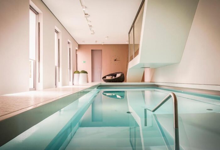 SO/ Berlin Das Stue gay-friendly hotel pool. Modern design, calm atmosphere. Pet-friendly hotel with luxury amenities in Berlin, Germany.