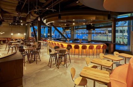 Sable at Navy Pier Chicago, Curio Collection by Hilton's bar area. A gay-friendly hotel with a modern design and a lively atmosphere.