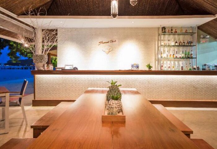 Samed Club Resort bar area. Gay-friendly hotel with a relaxed atmosphere. Beachfront dining and drinks. Ideal for gay men's travel.