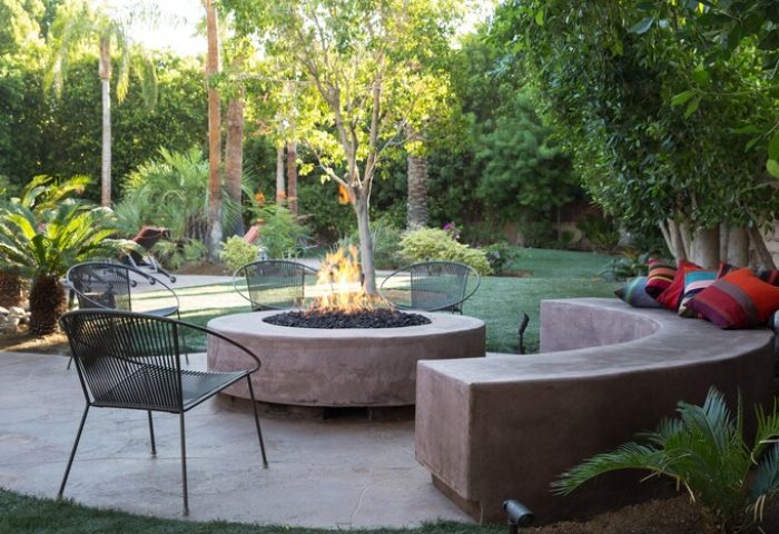 Santiago Resort, Palm Springs: Gay-friendly hotel fire pit lounge area. Premier gay men's resort outdoor seating with lush landscaping.