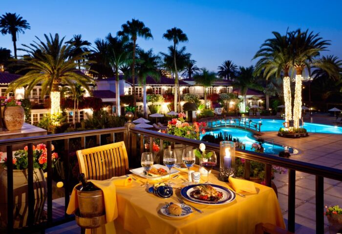 Seaside Grand Hotel Residencia Gran Lujo: Romantic dinner with pool view at gay-friendly hotel. Luxury travel for gay men. Palm trees, night.