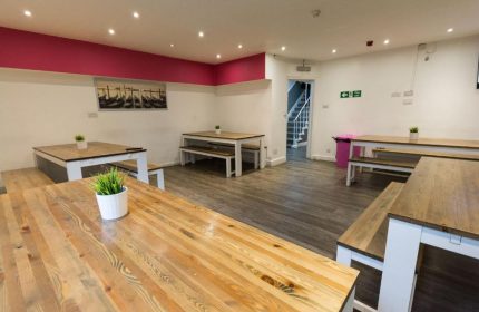Smart Hyde Park Inn Hostel's gay-friendly dining area. Tables and benches provide ample seating. A comfortable space for guests.