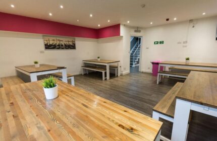 Smart Hyde Park Inn Hostel's gay-friendly dining area. Tables and benches provide ample seating. A comfortable space for guests.