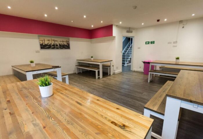 Smart Hyde Park Inn Hostel's gay-friendly dining area. Tables and benches provide ample seating. A comfortable space for guests.