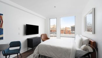 Sonder Gare Saint Denis gay-friendly hotel room. Clean design with a bed, TV, dresser, table and chairs. Modern, bright, and comfortable.