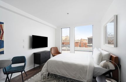 Sonder Gare Saint Denis gay-friendly hotel room. Clean design with a bed, TV, dresser, table and chairs. Modern, bright, and comfortable.