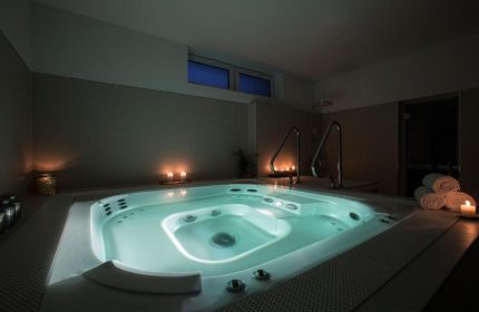 TWO Hotel Berlin by Axel Adults Only: Hot tub with candles. Gay-friendly hotel with spa for adults in Berlin, Germany. Relaxing travel.