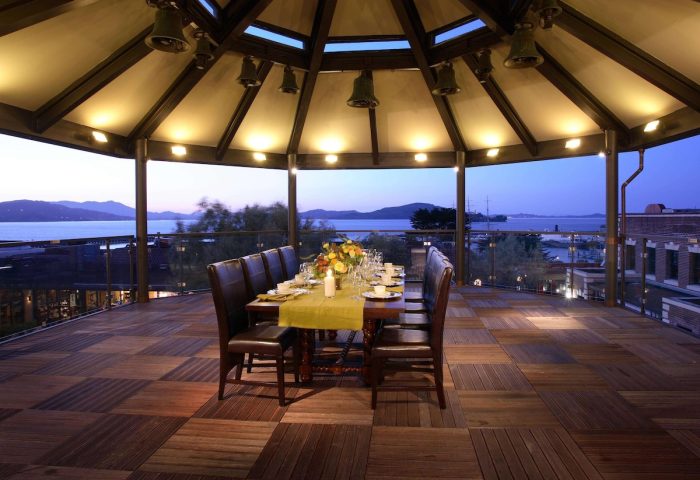 Fairmont Heritage Place Ghirardelli Square: Outdoor dining area with bay view at this gay-friendly hotel. Perfect for a romantic getaway.