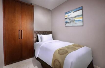 The Grove Suites by GRAND ASTON room. Gay-friendly hotel with a single bed, wardrobe, and modern art. Ideal for gay travel.