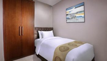 The Grove Suites by GRAND ASTON room. Gay-friendly hotel with a single bed, wardrobe, and modern art. Ideal for gay travel.